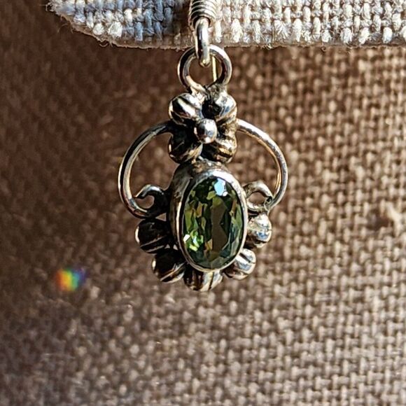 Oval Peridot Earrings - Floral Design - 925 Sterling Silver - Picture 3 of 4